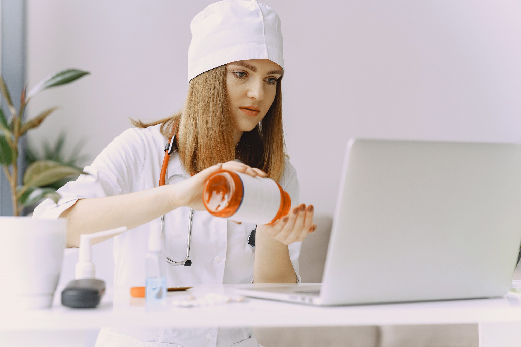 Científico analizando datos médicos en laboratorio